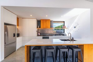 Jääkaappi, mikroaaltouuni, uuni, liesi