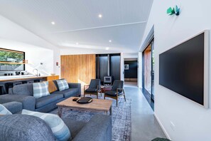 テレビ、暖炉、書斎 / ワークスペース