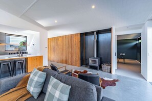 テレビ、暖炉、書斎 / ワークスペース