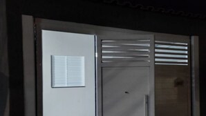 Ein Zimmer mit großem Kleiderschrank, kleinem Fenster und einem gemusterten Boden.
