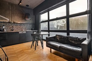 TV - Stylish Studio Stay in Central Fitzroy (Fitzroy)