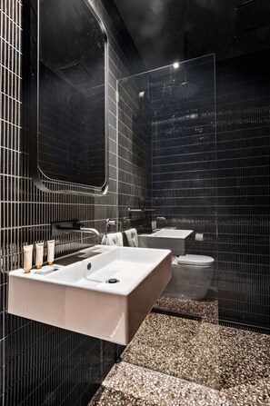 Shower, hair dryer, towels - Stylish Studio Stay in Central Fitzroy (Fitzroy)