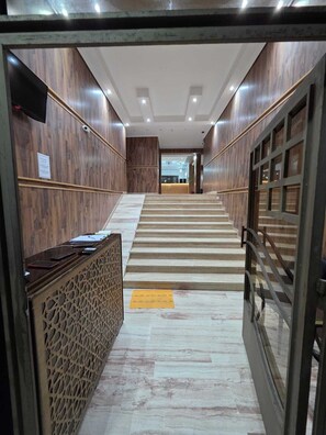 Gambar tidak terklasifikasi, 2 dari 8, tombol