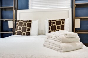 3 bedrooms, iron/ironing board, WiFi, bed sheets - 3BR w Pool • Fast Wi-Fi • Self Check-In. Hollywood + Free Parking (Hollywood)