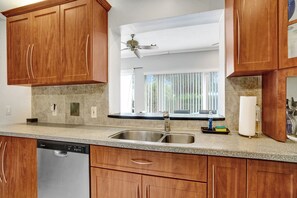 Microwave, oven, stovetop - 3BR w Pool • Fast Wi-Fi • Self Check-In. Hollywood + Free Parking (Hollywood)