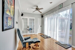 Interior - 3BR w Pool • Fast Wi-Fi • Self Check-In. Hollywood + Free Parking (Hollywood)