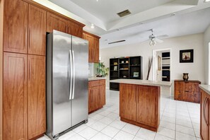 Interior - 3BR w Pool • Fast Wi-Fi • Self Check-In. Hollywood + Free Parking (Hollywood)