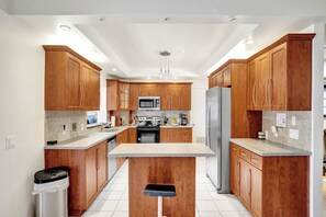 Microwave, oven, stovetop - 3BR w Pool • Fast Wi-Fi • Self Check-In. Hollywood + Free Parking (Hollywood)