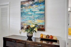 Interior - 3BR w Pool • Fast Wi-Fi • Self Check-In. Hollywood + Free Parking (Hollywood)