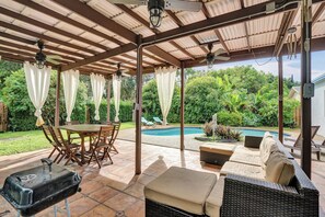 A covered patio with a pool, outdoor furniture, and a grill. - 3BR w Pool • Fast Wi-Fi • Self Check-In. Hollywood + Free Parking (Hollywood)