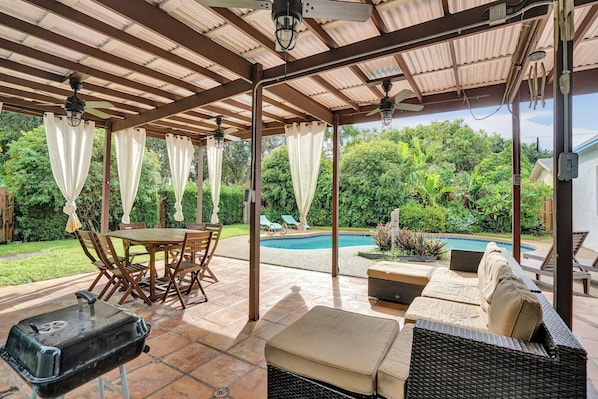 Outdoor dining - 3BR w Pool • Fast Wi-Fi • Self Check-In. Hollywood + Free Parking (Hollywood)