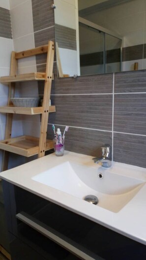 Douche, serviettes fournies