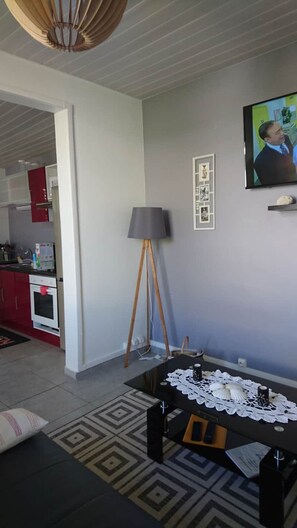 TV - Less than 5 minutes from the beach. A relaxing stay with local services. (Schœlcher)