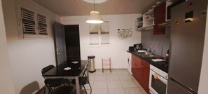 Microwave, oven, stovetop - Less than 5 minutes from the beach. A relaxing stay with local services. (Schœlcher)