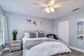Desk, iron/ironing board, WiFi, bed sheets - Lakewood Retreat | 3+ Month Stay | Pool & Gym (Lakewood Ranch)