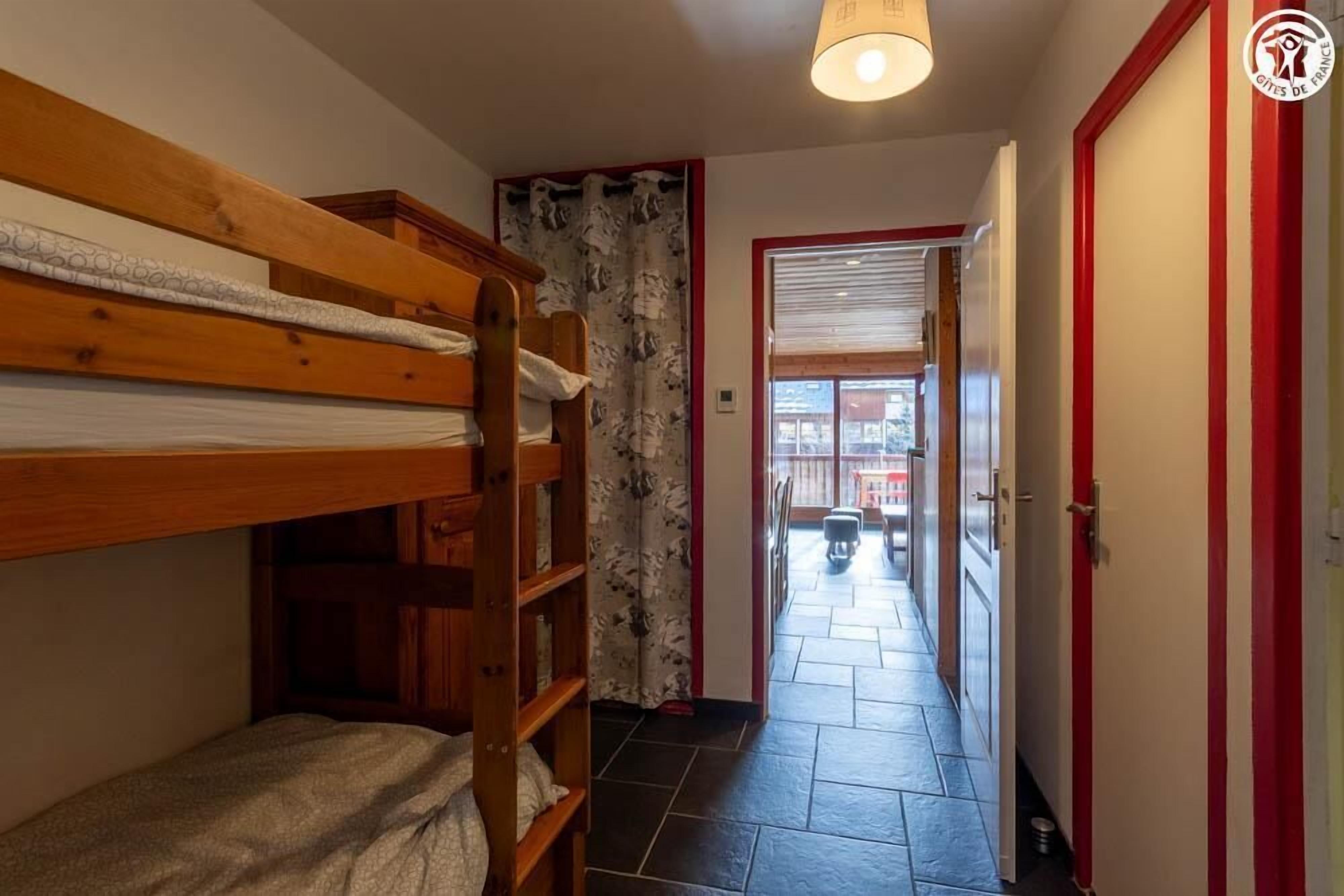 1 quarto, ferros/tábuas de passar roupa, berço de viagem