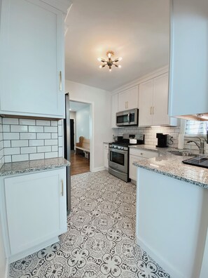 Microondas, horno, placa de cocina y lavavajillas