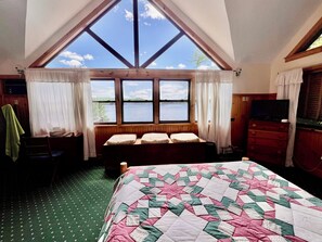 3 bedrooms, WiFi - 4th Lake Getaway, Screened Porch, Large Deck & Private Dock (Old Forge)