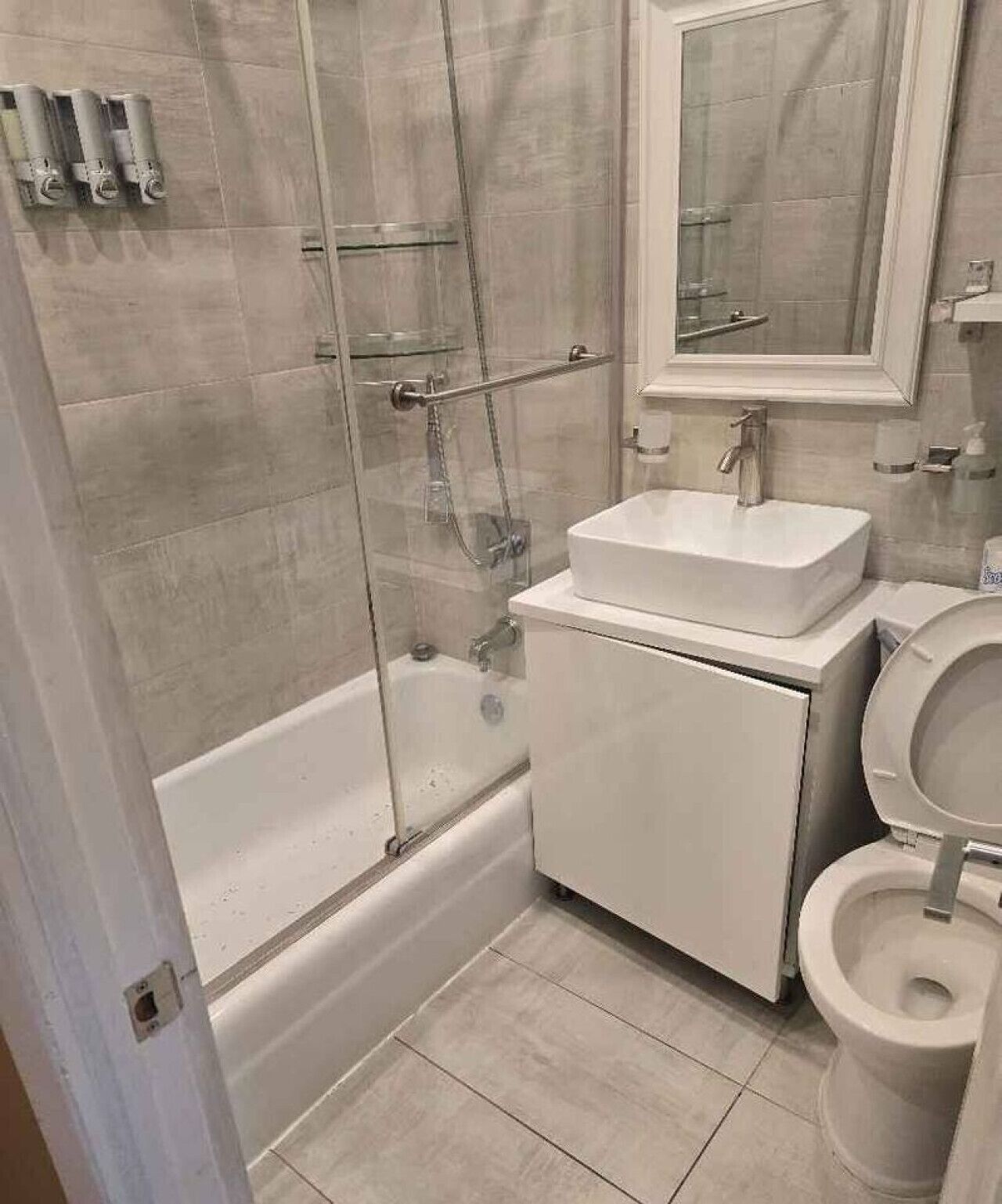 Regadera, secadora de cabello, toallas, jabón 