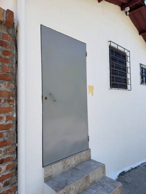 Exterior detail - The Elevated Apartment @ Casa Portal De La Montana (San Salvador)