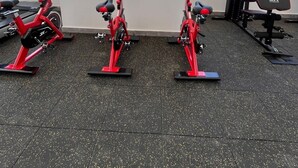Ein Fitnessstudio mit Ergometer, Laufbändern und Krafttrainingsgeräten.