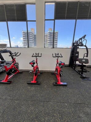 Ein Fitnessstudio mit Ergometer, Laufbändern und Krafttrainingsgeräten.