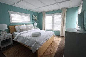 3 bedrooms, iron/ironing board, WiFi, bed sheets - Harbor Heritage House | Lake Views & Sunset Deck (Conneaut)