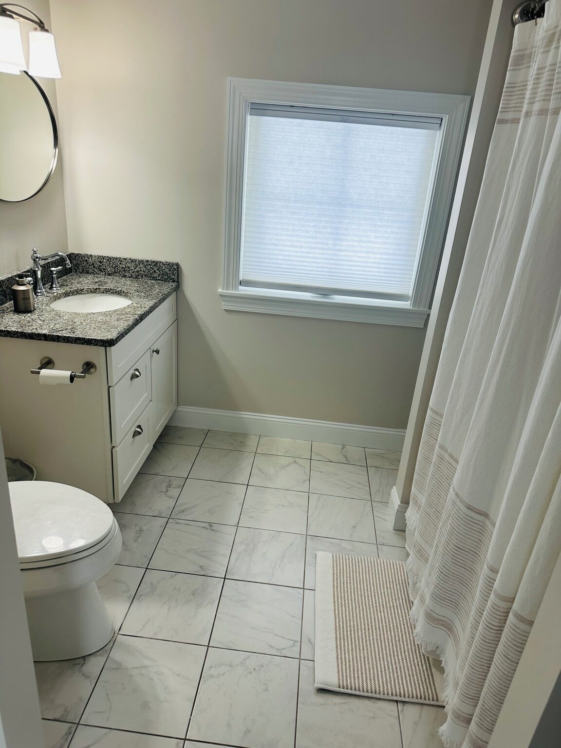 Douche, sèche-cheveux, serviettes fournies, savon