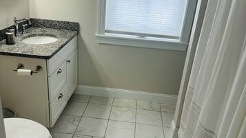 Douche, sèche-cheveux, serviettes fournies, savon