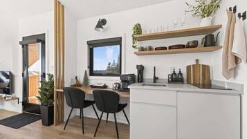 Coffee/tea maker, fridge, microwave, stovetop