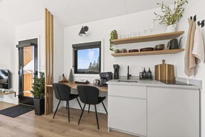 Kylskåp, mikrovågsugn, spishäll och kaffe- och tebryggare