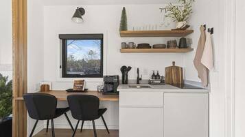 Coffee/tea maker, fridge, microwave, stovetop
