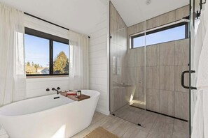 Shower, hair dryer, shampoo - Evergreen Cabin Ocean Front Acadia A Frame Studio (Tremont)