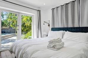 2 bedrooms, iron/ironing board, WiFi, bed sheets - Stylish 2BR Bungalow w Pool & Free Parking in Fort Lauderdale (Fort Lauderdale)