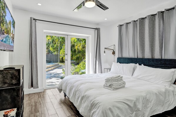 2 bedrooms, iron/ironing board, WiFi, bed sheets - Stylish 2BR Bungalow w Pool & Free Parking in Fort Lauderdale (Fort Lauderdale)