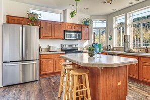 Fridge, microwave, stovetop, dishwasher