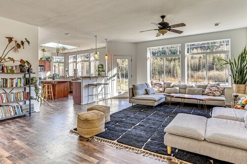 Nature Art Retreat on Breckenridge Creek w/ Pond!