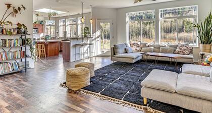 Nature Art Retreat on Breckenridge Creek w/ Pond!