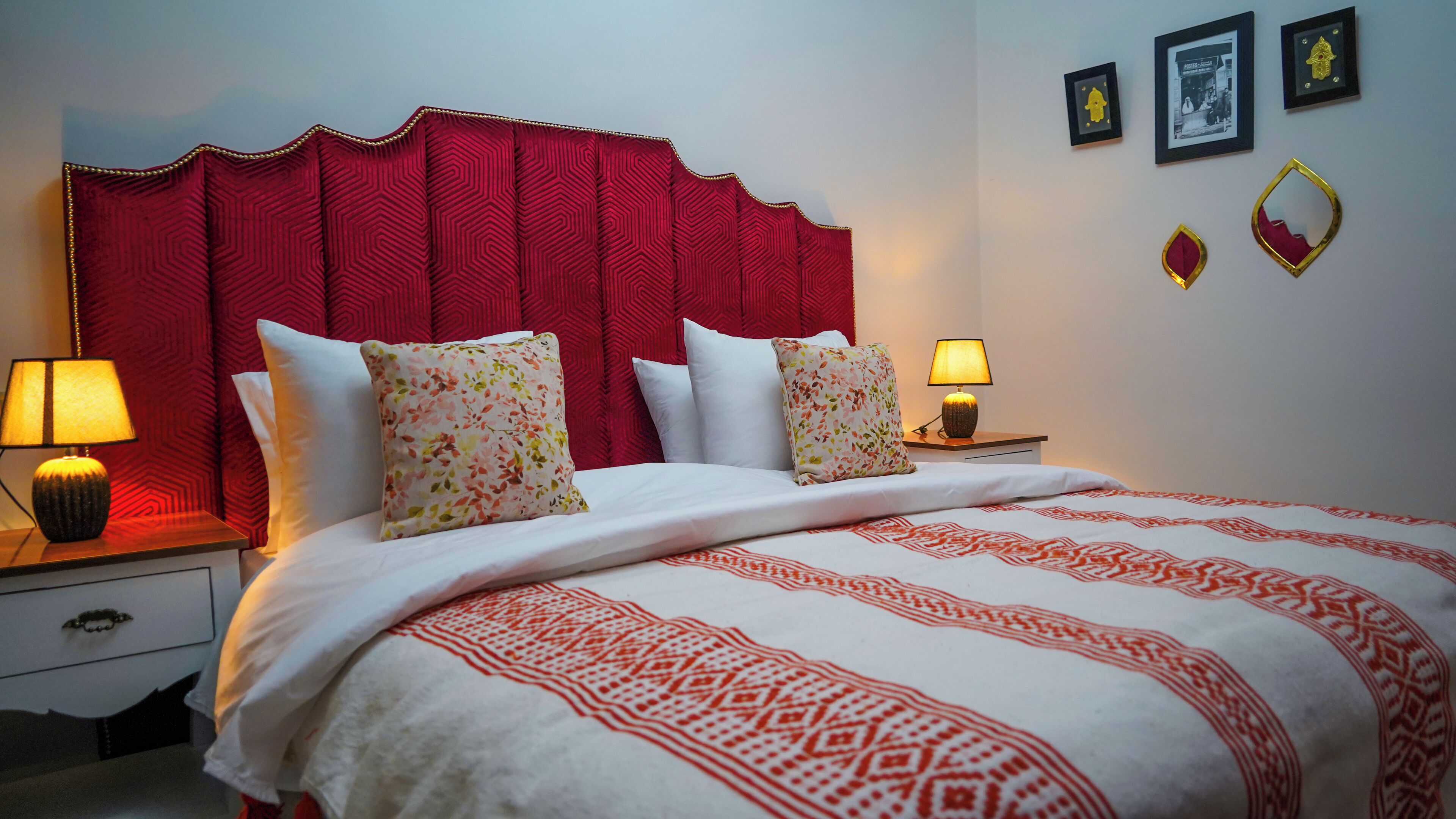 Deluxe kamer, 1 twee- of 2 eenpersoonsbedden | Individueel gedecoreerd, individueel gemeubileerd, een bureau