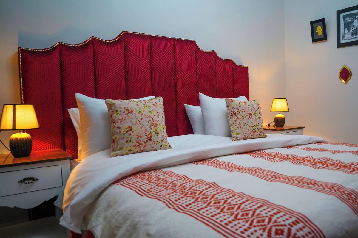 Deluxe kamer, 1 twee- of 2 eenpersoonsbedden | Individueel gedecoreerd, individueel gemeubileerd, een bureau