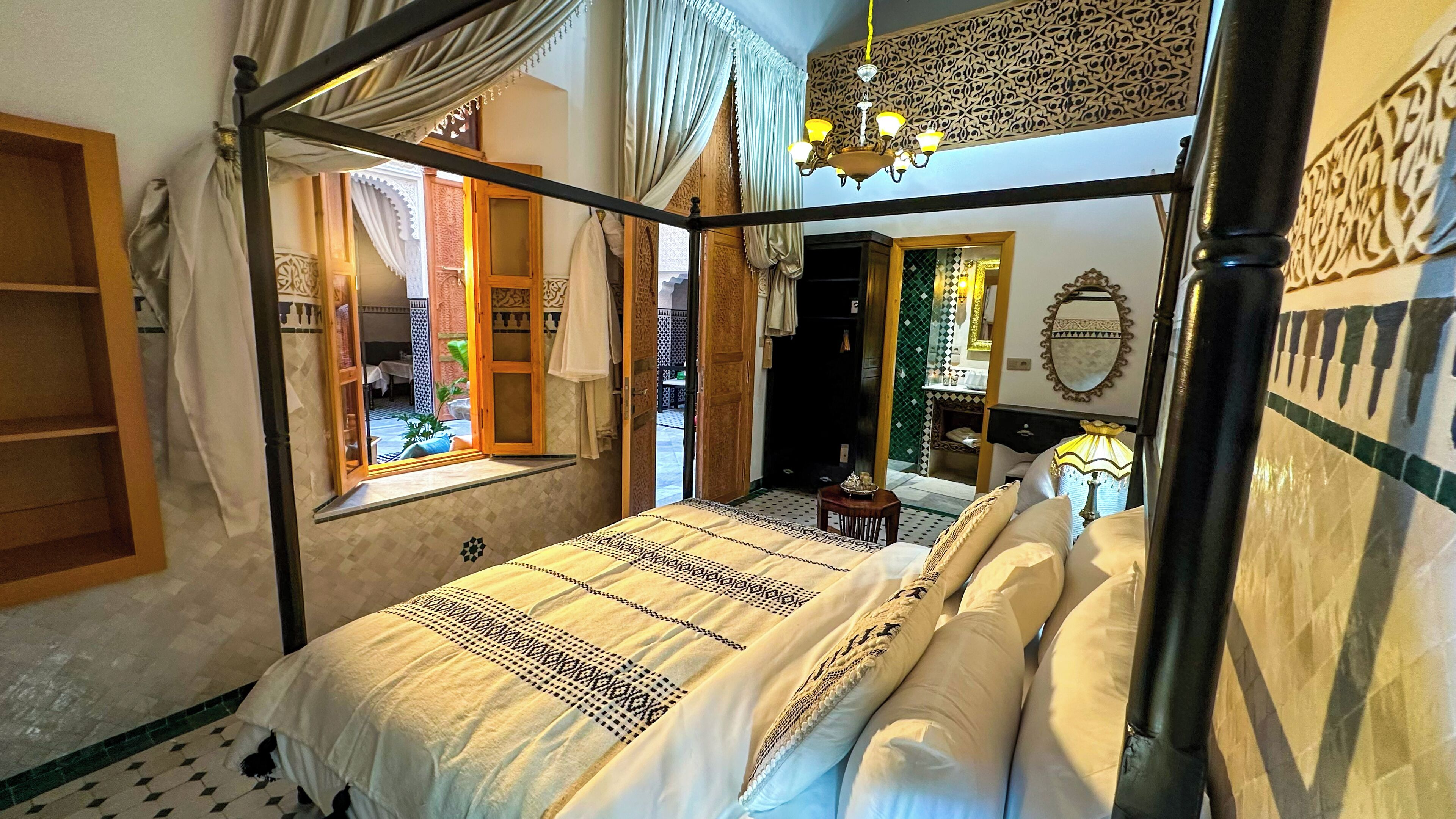 Deluxe tweepersoonskamer | Individueel gedecoreerd, individueel gemeubileerd, een bureau