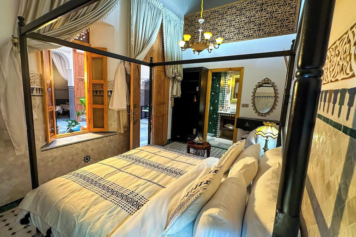 Deluxe tweepersoonskamer | Individueel gedecoreerd, individueel gemeubileerd, een bureau