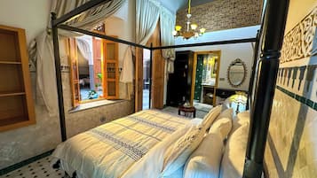 Chambre Double Deluxe | Décoration personnalisée, ameublement personnalisé, bureau