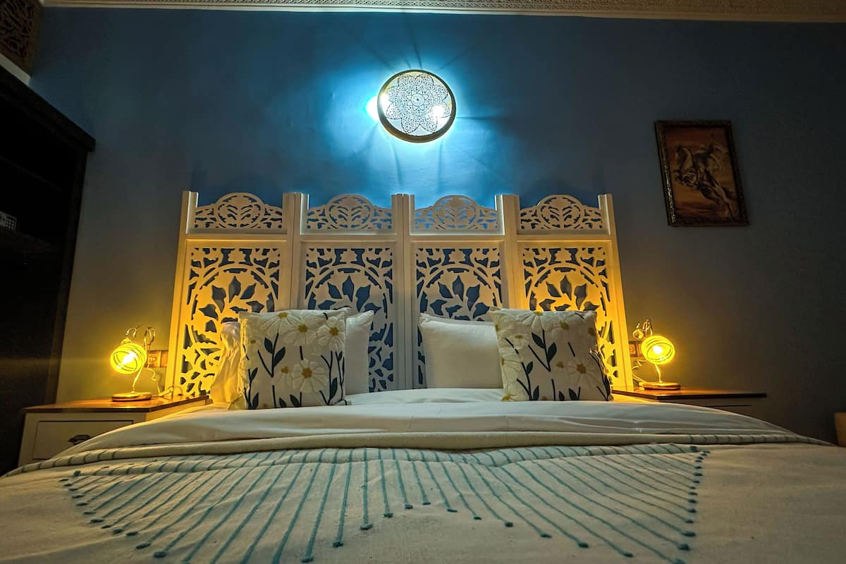 Deluxe kamer, 1 twee- of 2 eenpersoonsbedden | Individueel gedecoreerd, individueel gemeubileerd, een bureau