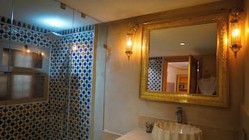 Deluxe Double or Twin Room | Bathroom | Shower, free toiletries, hair dryer, towels