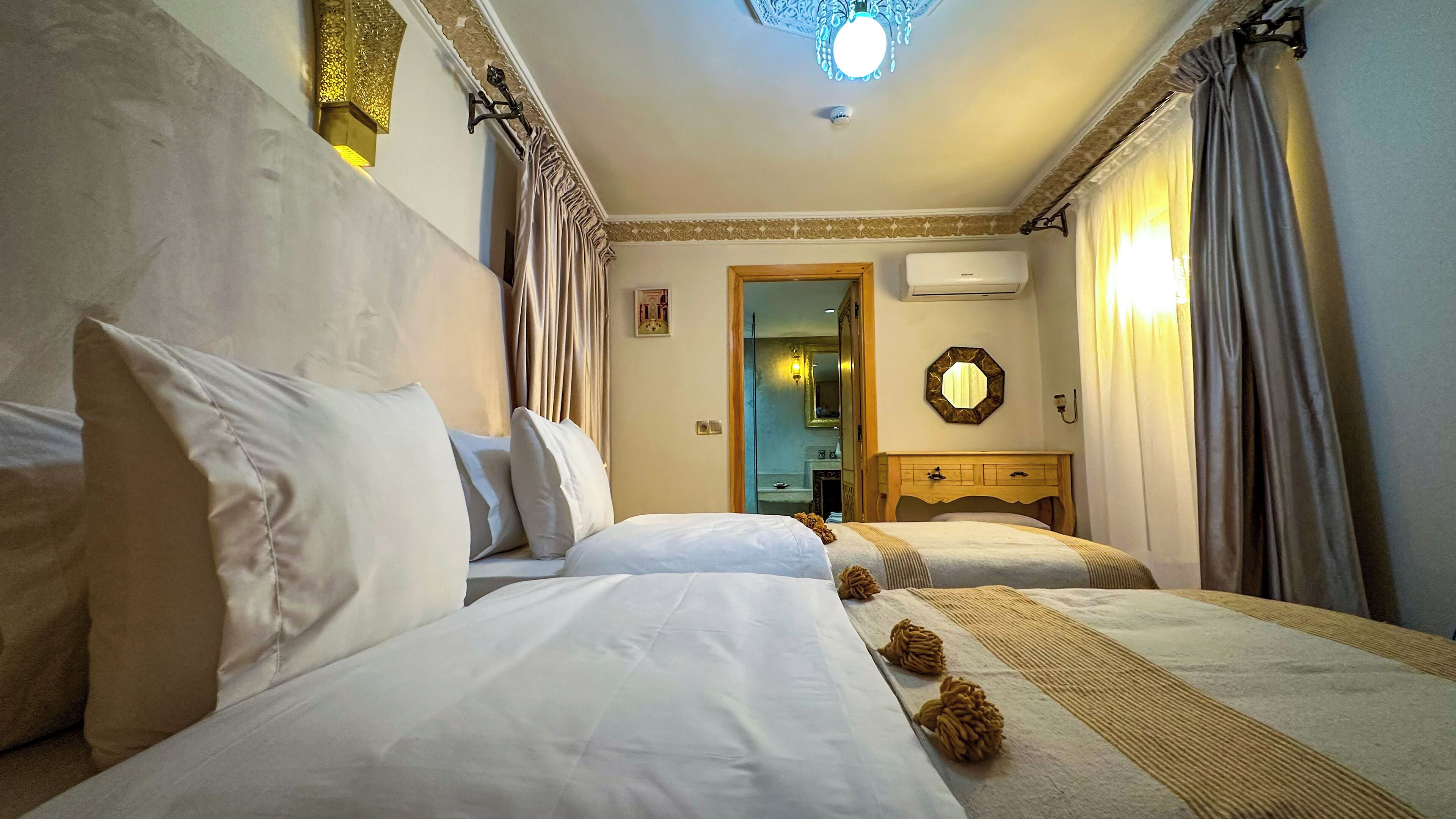 Deluxe kamer, 1 twee- of 2 eenpersoonsbedden | Individueel gedecoreerd, individueel gemeubileerd, een bureau