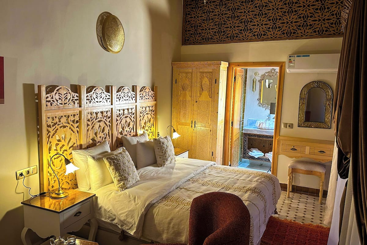 Deluxe kamer, 1 twee- of 2 eenpersoonsbedden | Individueel gedecoreerd, individueel gemeubileerd, een bureau