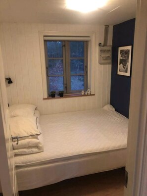 4 bedrooms, iron/ironing board, free WiFi - Holiday home in the forest close to water (Hadsund)
