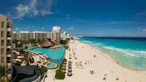 Ein Resort mit großem Pool, Strand und Meerblick.