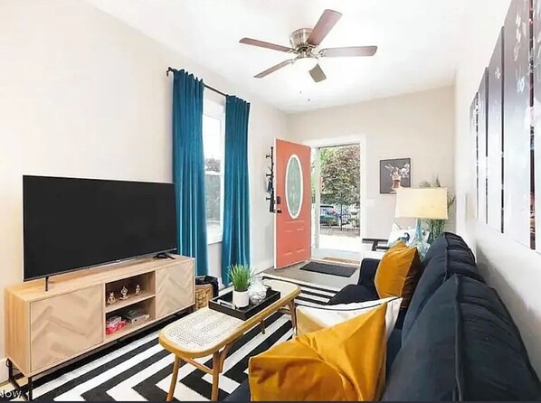 TV - Tremont’s Finest! Close to Hospitals, Downtown and Colleges!! (Cleveland)